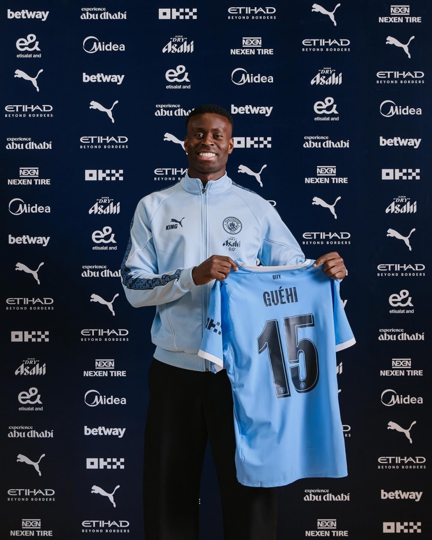 Marc Guéhi cầm áo đấu Man City số 15 trong buổi lễ ra mắt.